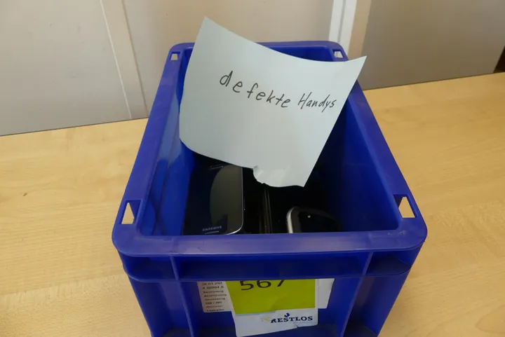 Konvolut Handys & Navis (defekt!) Umfang: nur der Inhalt, ohne Kiste